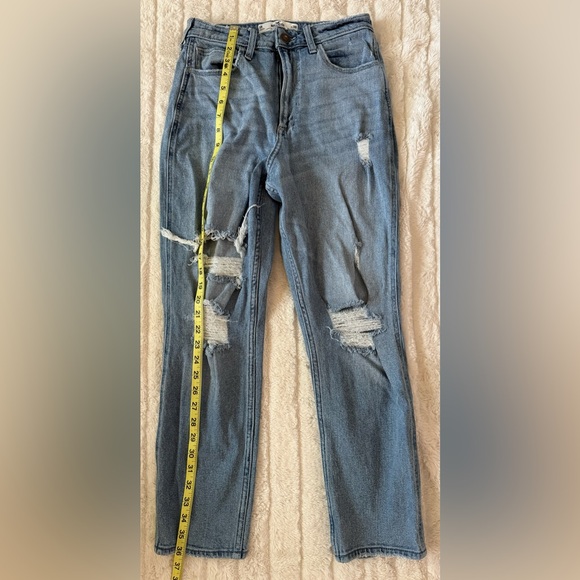 Hollister Women’s Ultra High-Rise Ripped Medium Wash Mom Jeans Size 28R/6R - Picture 7 of 9